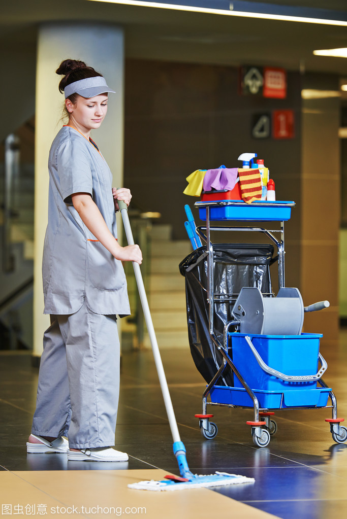 工人用机器清洗地板