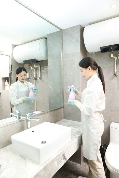 保姆保洁服务，以女性人物摄影图展现清洁行业的专业与温情